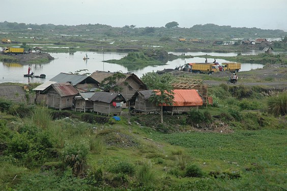 Durch den Abbau von Sand und Kies weitet sich der Fluss in die Breite aus