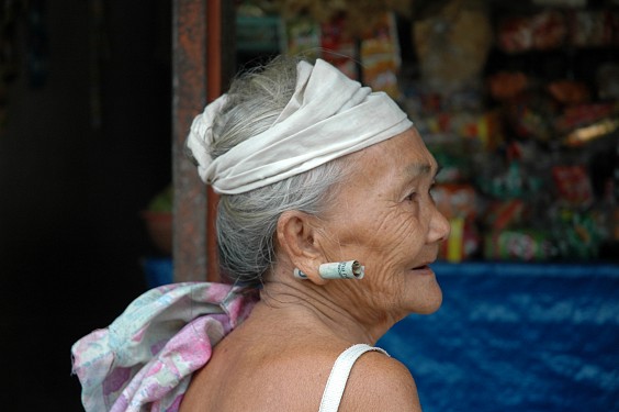 Nenek trägt ihr Geld im Ohr