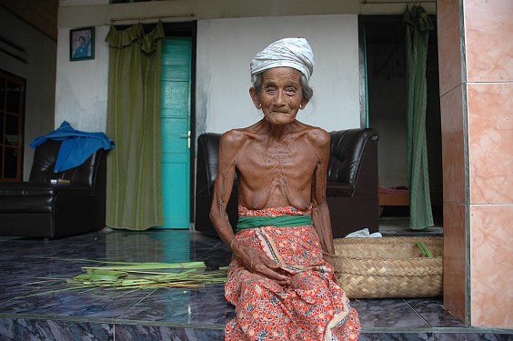Sie ist mit 100 Jahren der Stolz der Familie und noch immer gut drauf