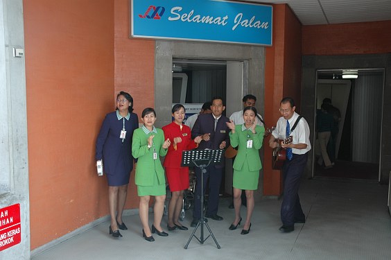 Gehört auch zu Bali: Beim Heimflug wurden beim Einsteigen mit Livemusik verabschiedet. Da kommt man doch gerne wieder!