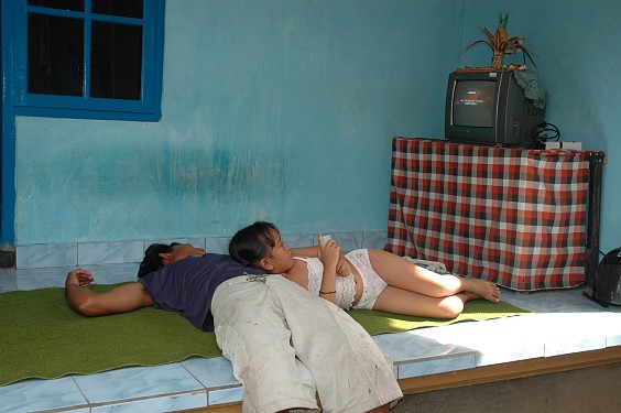 Komang und seine Kusine schauen fern