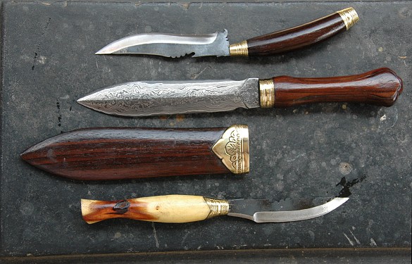 Der Pande fertigt verschiedene Arten von Messern inklusive Griff und Messerscheide