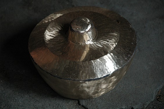 Der grob geschliffene Gong eines Metallophons.