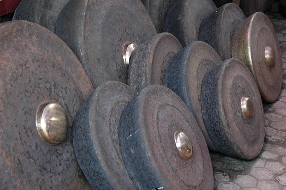 Die großen Gongs werden heute nur noch Java hergestellt. Der balinesische Pande verfeinert nur noch den Klang.
