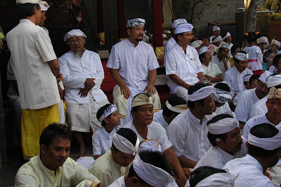 Vor Beginn des Gebetes sitzen die Dorfangehörigen in lockerer Runde beim Plausch zusammen.