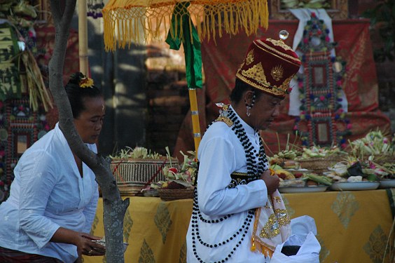 Eine Helferin begleitet den Pedanda zum vorderen Teil des Tempels.