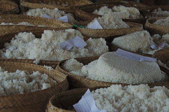 Der gekochte Reis (nasi) steht in Körben bereit für den späteren Verzehr.