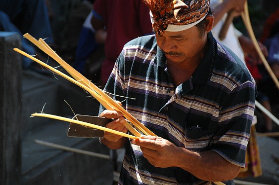 Orang Timbrah beim Bambusspalten.
