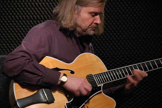 Helmut Nieberle spielt eine 7-saitige Gitarre von Stephan Sonntag