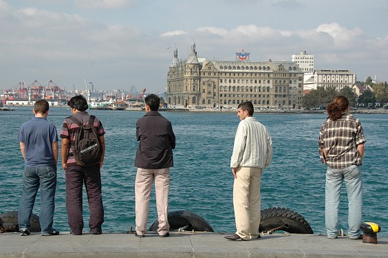 Blick von Kadik&ouml;y auf das historische Bahnhofsgeb&auml;ude von HaydarpaSa