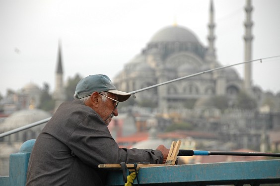 Angler auf der Galatabr&uuml;cke. Im Hintergrund sieht man die S&uuml;leymanye Camii