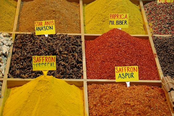 Vorne der ach so berühmte Safran, von dem die Händler noch immer glauben, dass man nicht abreisen kann, ohne etwas davon zu kaufen :-)