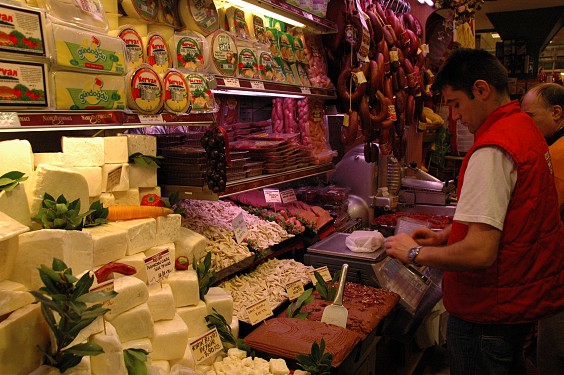 Wurst und Käse in reichhaltiger Auswahl. Der Geschmack der verschiedenen Sorten dürfte sich allerdings ziemlich ähneln.