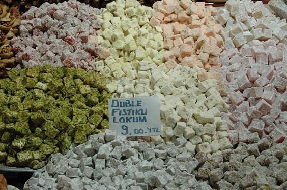 Lokum in s&auml;mtlichen Pastellt&ouml;nen. Lecker, s&uuml;&szlig; und kalorienreich.