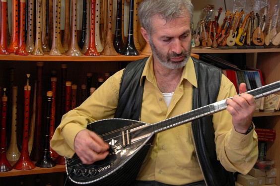 Dieser Sazspieler hat sein Instrument beherrscht. Schade, dass man nicht h&ouml;ren kann, was er spielt.