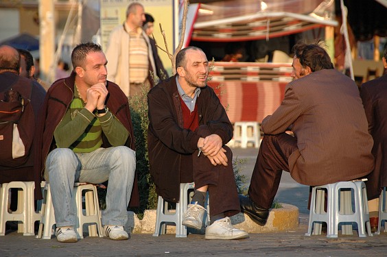 Diese M&auml;nner warten auf das "Iftar"-Mahl, das es w&auml;hrend des Ramadan gratis gibt.