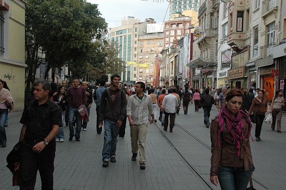 Geschäftiges Treiben auf der Istiklal Caddesi nahe dem Taksim Meydani.