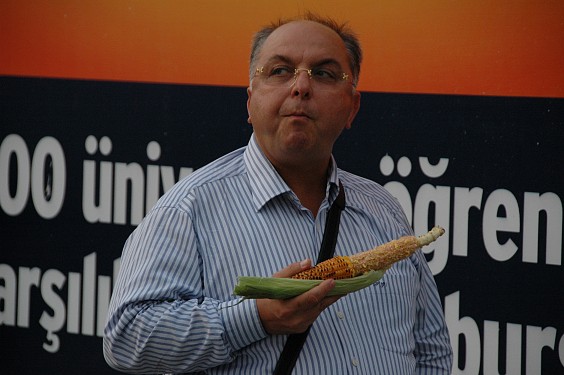 W&auml;hrend er auf seine Frau wartet g&ouml;nnt sich Mustafa einen gegrillten Maiskolben.