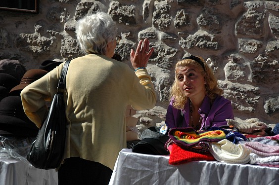 Schnell mal den neusten Klatsch verbreiten. Ist wohl &uuml;berall das Selbe.