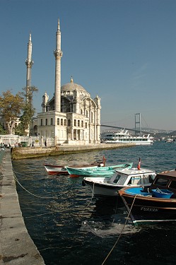 Die Moschee in Ortaköy am Hafen.