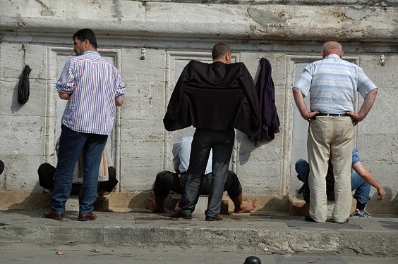 Batman wartet auf die Fußwaschung.