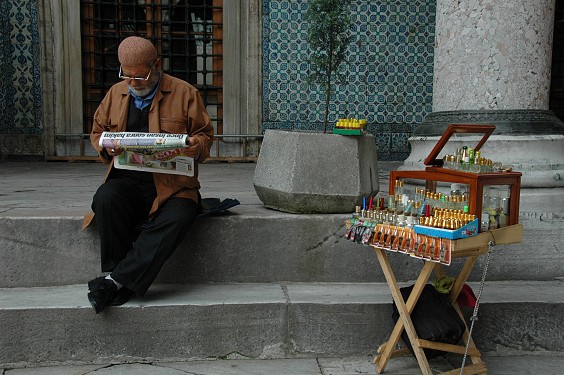 Dem H&auml;ndler im Innenhof der Yeni Camii ist die Zeitung im Moment am wichtigsten.