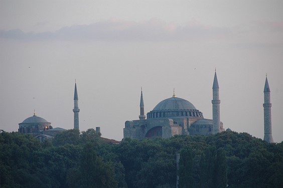 Die Hagia Sophia kurz vor Sonnenuntergang. Erst war sie eine Kirche, die nach Eroberung durch die Osmanen mit Minaretten best&uuml;ckt wurde. Heute ist sie ein Museum.