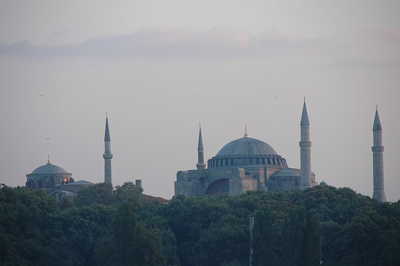 Die Hagia Sophia kurz vor Sonnenuntergang. Erst war sie eine Kirche, die nach Eroberung durch die Osmanen mit Minaretten bestückt wurde. Heute ist sie ein Museum.