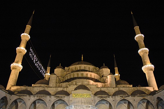 Die Sultan Ahmet Camii (Blaue Moschee) während des Ramadan.