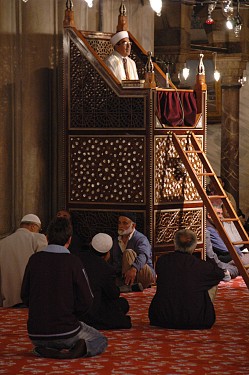 Der Hoca hält eine Predigt in der Sultan Ahmed Moschee.