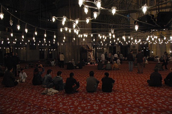 Gl&auml;ubige in der Blauen Moschee.