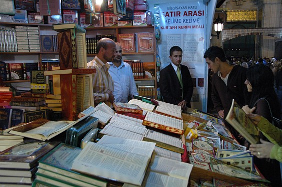 Im Vorhof der Blauen Moschee werden während des Ramadan religiöse Bücher zum Verkauf angeboten.