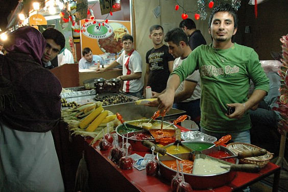 W&auml;hrend des Ramadan (t&uuml;rk. Ramazan) wird der Platz zwischen Sultan Ahmet Camii und Hagia Sophia zur Volksfestwiese.