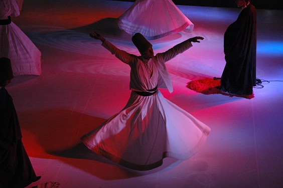 Tanz der Derwische - eine religi&ouml;se Veranstaltung w&auml;hrend des Ramadan. Hier: in einer Einkaufsgalerie, wo sich die Besucher w&auml;hrend der Vorf&uuml;hrung an "Fast-Food"-St&auml;nden verk&ouml;stigten.